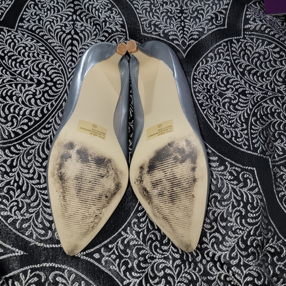 Silver Heels - Picture 3 of 3